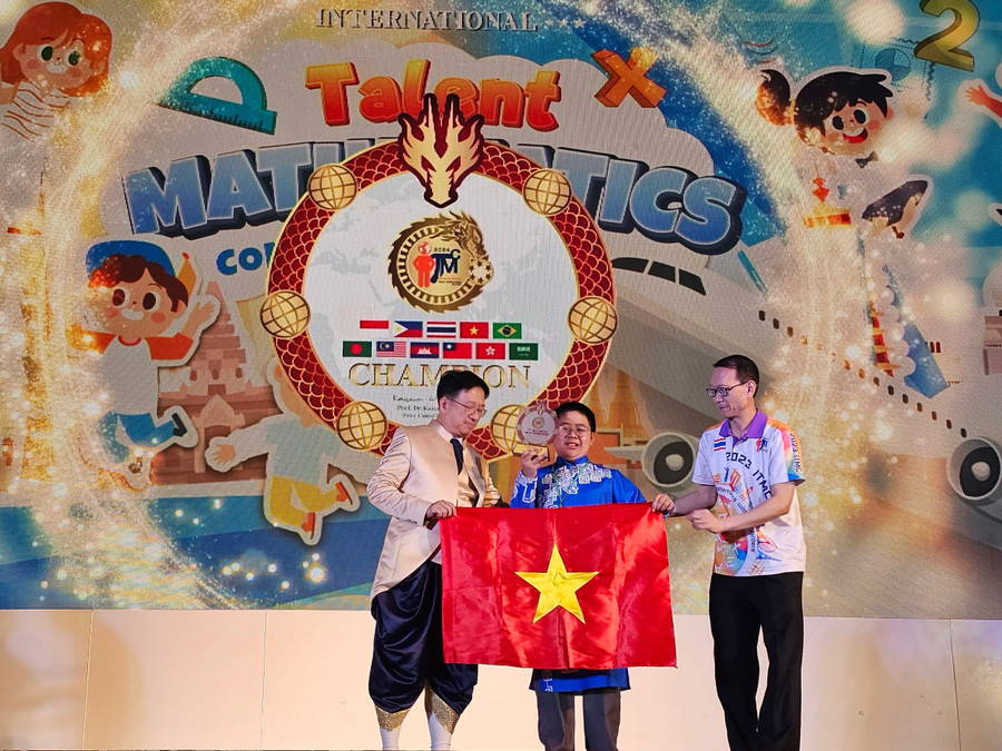 Em Phan Hoàng Minh, khối lớp 6, Trường THCS Ngôi sao (quận Hoàng Mai, Hà Nội) nhận giải Đặc biệt. Em Phan Hoàng Minh, khối lớp 6, Trường THCS Ngôi sao (quận Hoàng Mai, Hà Nội) nhận giải Đặc biệt.