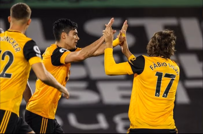 Raul Jimenez có được bàn gỡ cho Wolves.