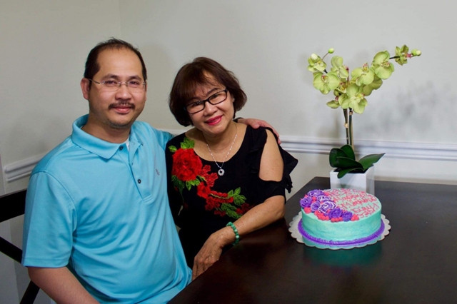 Mai Đinh Tùng và mẹ. Mai Đinh Tùng và mẹ.