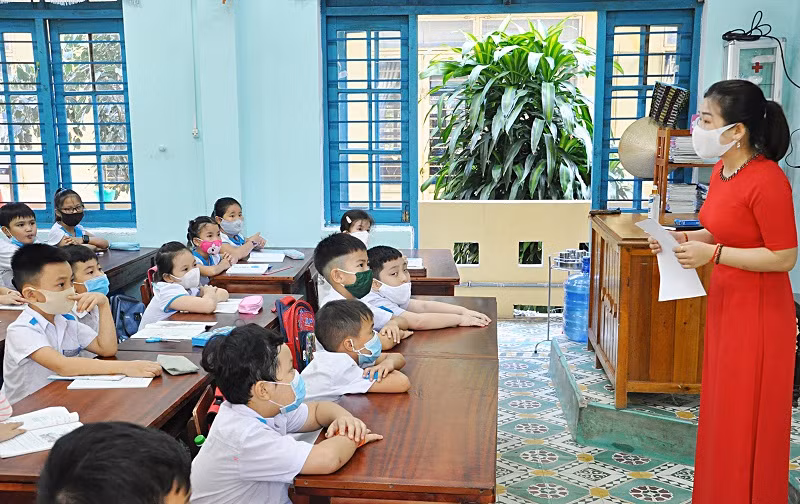Đội ngũ giáo viên nỗ lực với 2 hình thức trực tiếp và trực tuyến trong thời điểm dịch bệnh. Ảnh minh họa