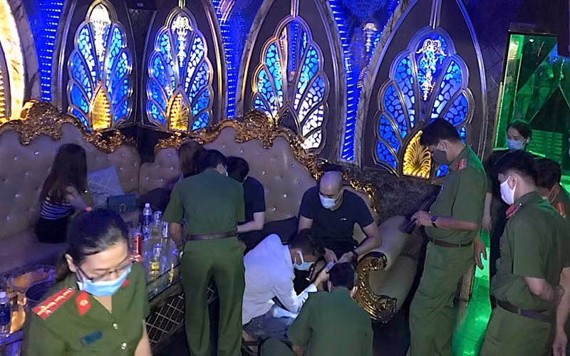 Lực lượng làm nhiệm vụ phát hiện cơ sở karaoke hoạt động vi phạm phòng chống dịch Covid-19.