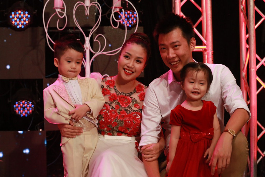 Phương Thảo – Ngọc Lễ “khóa môi” trên sân khấu ảnh 9 Ốc Thanh Vân cùng chồng và hai con
