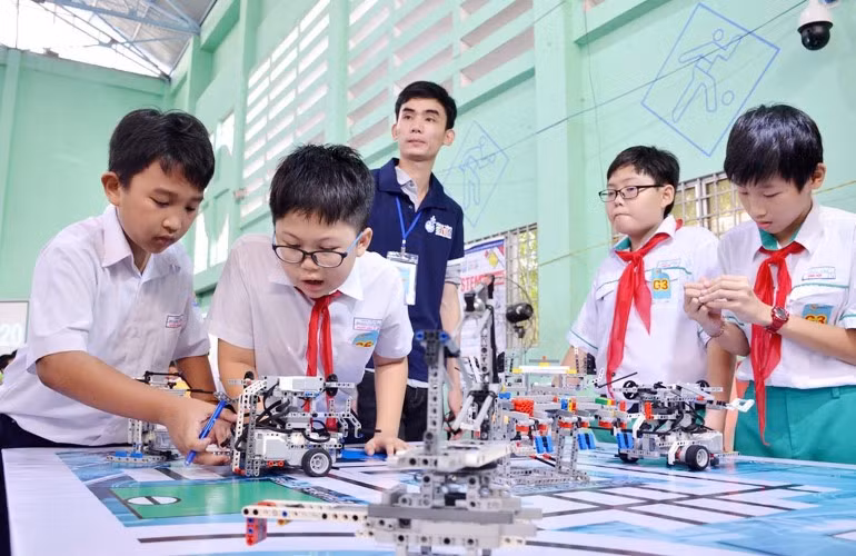 Học sinh hào hứng với không gian thực hành STEM tại ĐH Bách khoa Đà Nẵng.