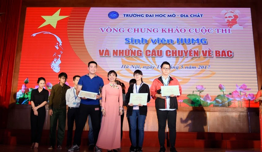 TS Trần Thị Phúc An (áo dài) trao giải thưởng cho các thí sinh xuất sắc khi kể chuyện về Bác Hồ năm 2017. Ảnh: NVCC