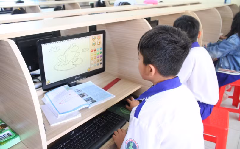 HS tiểu học TP Bạc Liêu (tỉnh Bạc Liêu) trong giờ thực hành môn Tin học. Ảnh: Q. Ngữ