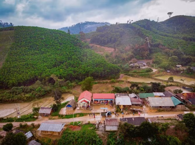 Một cụm điểm trường mầm non, tiểu học nằm trong khu dân cư bên triền núi của xã Ea Trang, huyện M’ Đrắk, tỉnh Đắk Lắk.