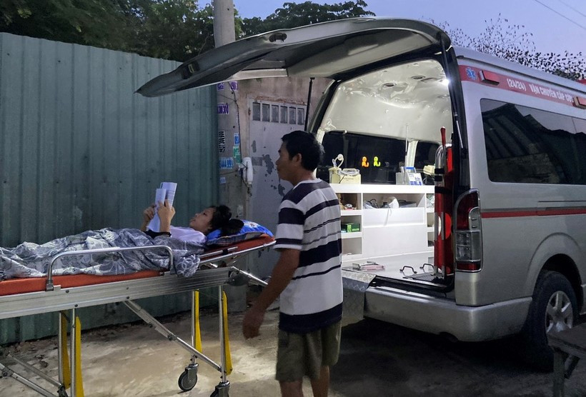 Ngày 6/6, N. được đưa đi thi bằng xe cấp cứu. (Ảnh: CTV)