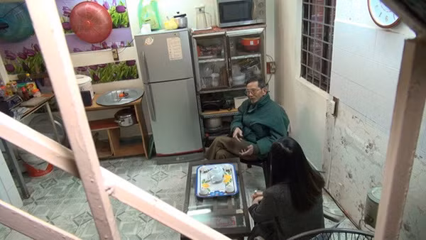 Một góc trong căn nhà nhỏ đơn sơ của nghệ sĩ Trần Hạnh tại phố Trần Quý Cáp.