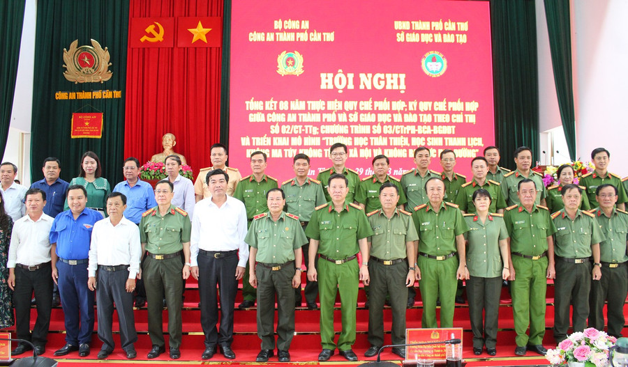Đại biểu tham dự hội nghị. Đại biểu tham dự hội nghị.
