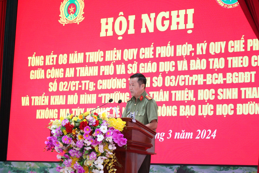 Thượng tá Nguyễn Hoàng Phúc - Trưởng phòng An ninh chính trị nội bộ Công an TP Cần Thơ báo cáo tại hội nghị. Thượng tá Nguyễn Hoàng Phúc - Trưởng phòng An ninh chính trị nội bộ Công an TP Cần Thơ báo cáo tại hội nghị.