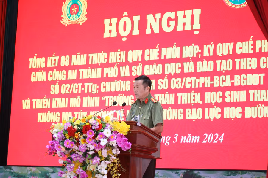 Thượng tá Nguyễn Hoàng Phúc - Trưởng phòng An ninh chính trị nội bộ Công an TP Cần Thơ báo cáo tại hội nghị.
