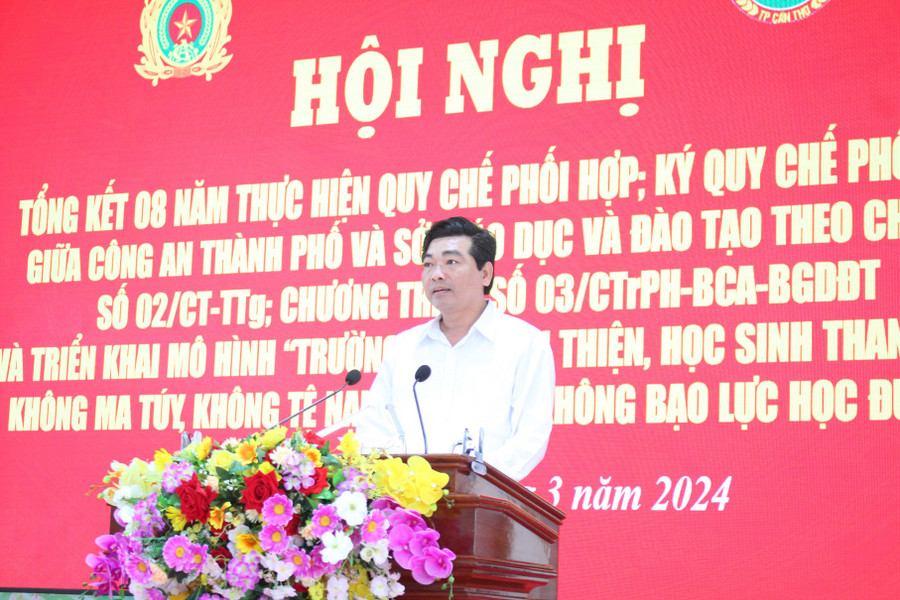 Ông Trần Thanh Bình - Giám đốc Sở GD&ĐT TP Cần Thơ phát biểu tại hội nghị. Ông Trần Thanh Bình - Giám đốc Sở GD&ĐT TP Cần Thơ phát biểu tại hội nghị.