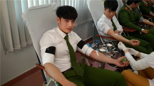 Chàng cảnh sát 9X sở hữu “body vạn người mê” - Ảnh 4 Chàng cảnh sát 9X sở hữu “body vạn người mê” - Ảnh 4