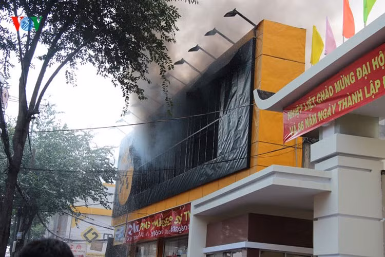 hien truong vu chay gara sieu xe ngay trung tam tphcm hinh 3