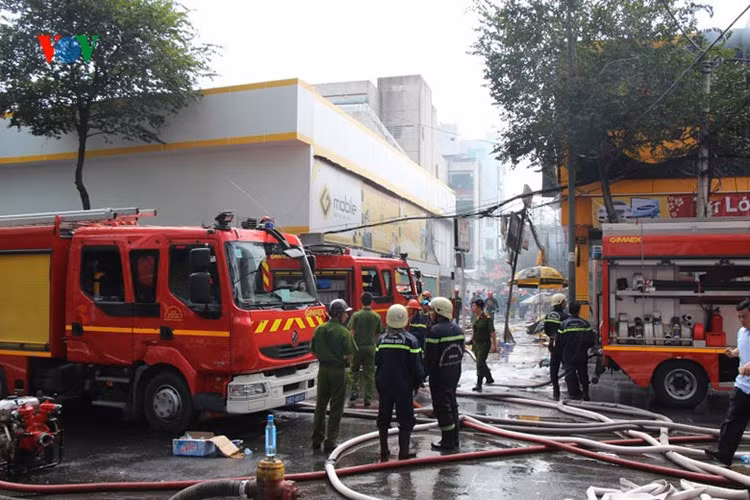 hien truong vu chay gara sieu xe ngay trung tam tphcm hinh 9