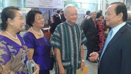 TPHCM trả lương Việt kiều 150 triệu đồng/tháng ảnh 1 Lãnh đạo TPHCM lắng nghe ý kiến của Việt kiều. Ảnh: T.N.A