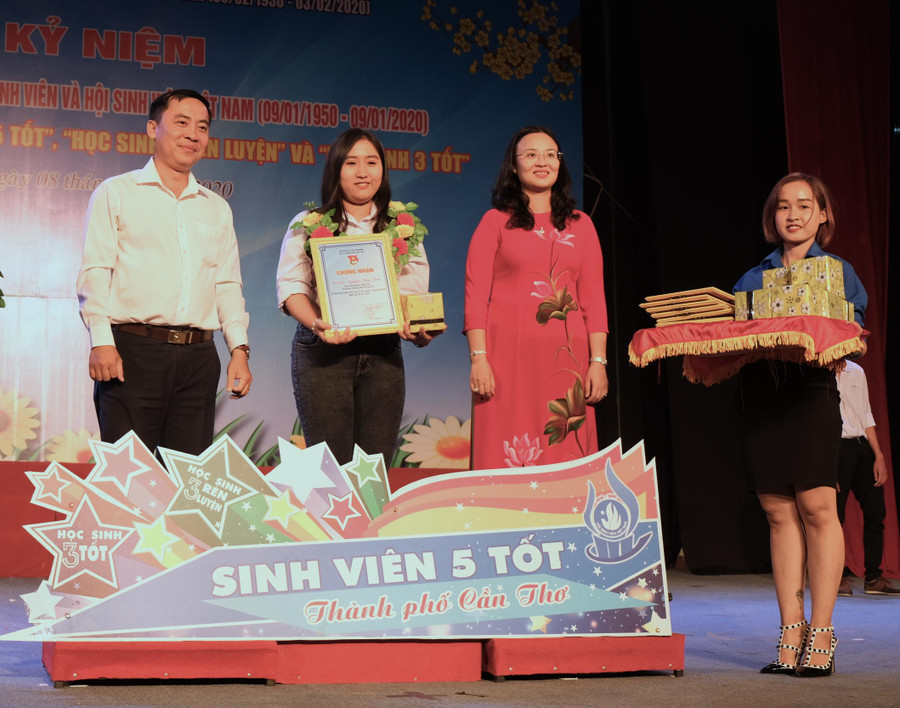 ' Trao giải "Học sinh 3 rèn luyện" cấp thành phố. ' Trao giải "Học sinh 3 rèn luyện" cấp thành phố.
