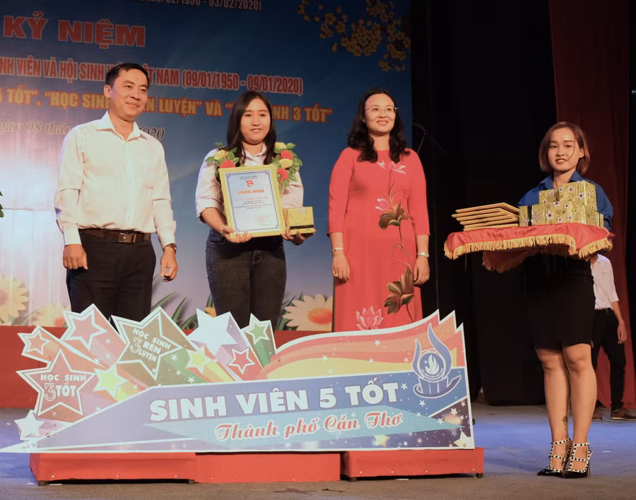 ' Trao giải "Học sinh 3 rèn luyện" cấp thành phố.