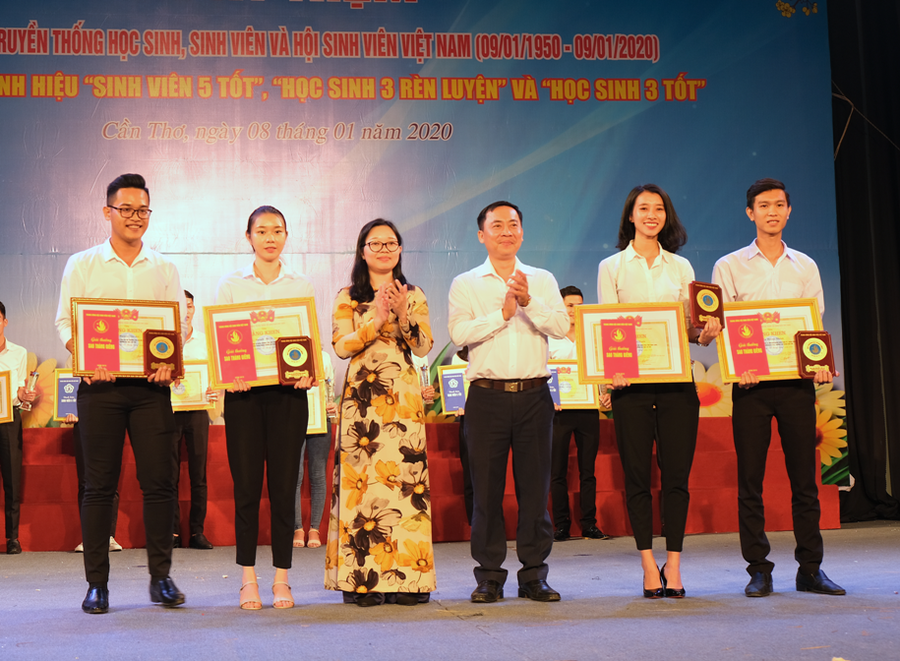 Trao danh hiệu tập thể sinh viên 5 tốt cấp thành phố. Trao danh hiệu tập thể sinh viên 5 tốt cấp thành phố.