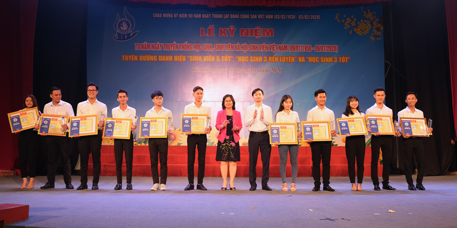 Lãnh đạo UBND TP Cần Thơ trao bằng khen cho SV 5 tốt cấp Trung ương và Sao tháng giêng. Lãnh đạo UBND TP Cần Thơ trao bằng khen cho SV 5 tốt cấp Trung ương và Sao tháng giêng.