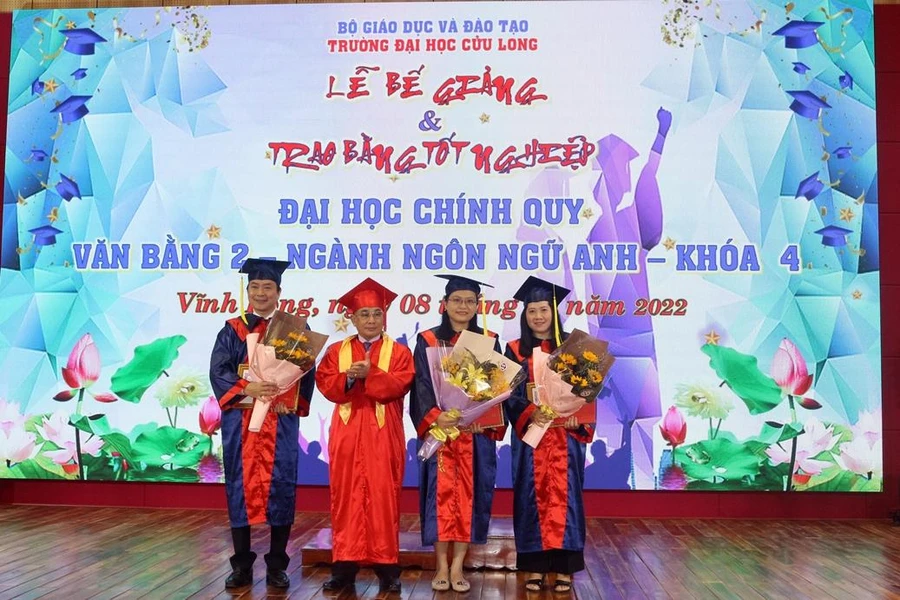 Khen thưởng cho các tân cử nhân tốt nghiệp xuất sắc tiêu biểu.