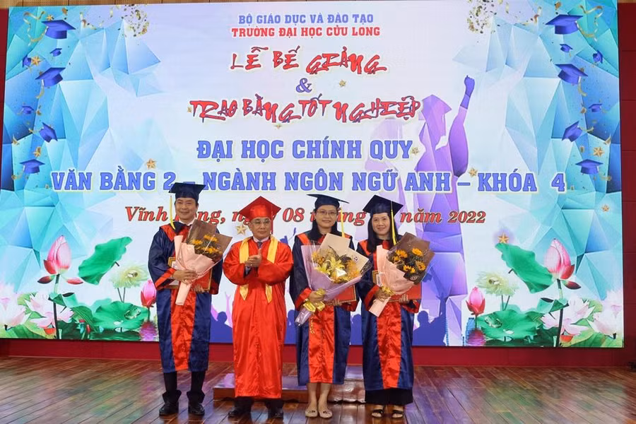 Khen thưởng cho các tân cử nhân tốt nghiệp xuất sắc tiêu biểu.