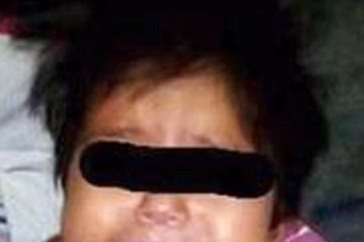 Bé gái 9 tháng bị bạn mẹ trói tay, nhét giẻ vào miệng cho... vui