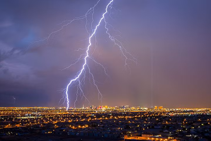 Tia sét dài nhất thế giới vươn xa hơn 320 km