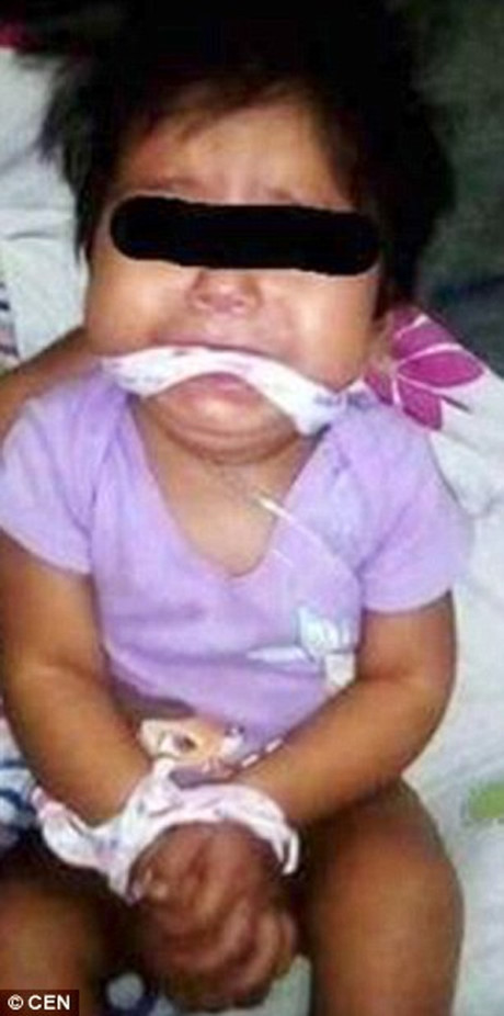 Bé gái 9 tháng bị bạn mẹ trói tay, nhét giẻ vào miệng cho... vui - Ảnh 3 Be gai 9 thang bi ban me troi tay, nhet gie vao mieng cho... vui - Anh 3