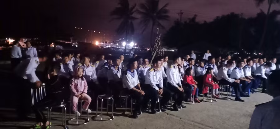 Đêm lửa trại ngập tràn lời ca tiếng hát. Ảnh: Quang Lân.