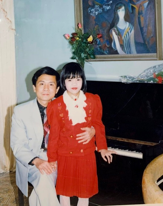 Nhà thơ Mai Văn Phấn và con gái Ngọc Trâm. Ảnh: NVCC