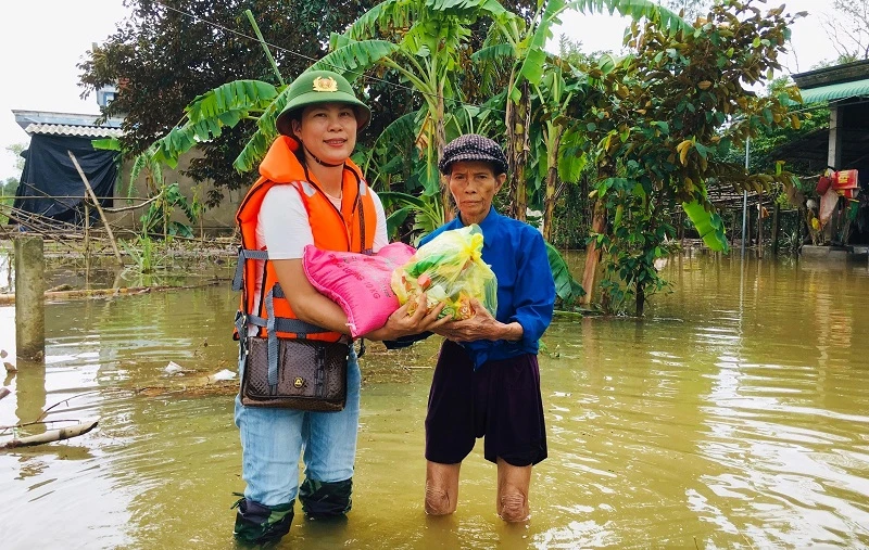 Chị Yến trao quà hỗ trợ cho người dân ở xã Hải Trường (huyện Hải Lăng) trong trận lũ lịch sử 10/2020.