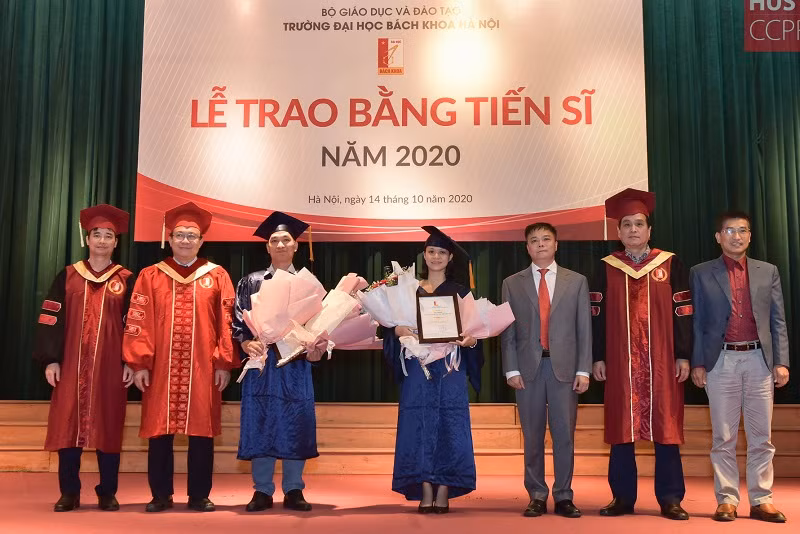 PGS.TS Nguyễn Phong Điền (thứ 3 từ phải qua trái) chúc mừng các tân tiến sĩ tại lễ trao bằng của Trường ĐH Bách khoa Hà Nội. Ảnh: NTCC