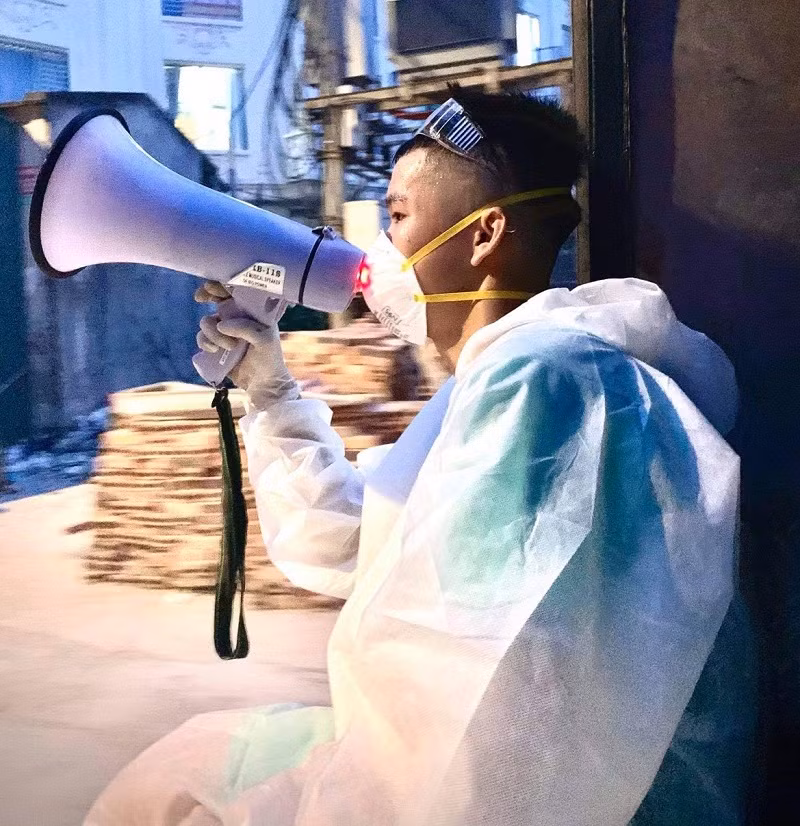 Phúc trong trang phục bảo hộ y tế khi làm nhiệm vụ.