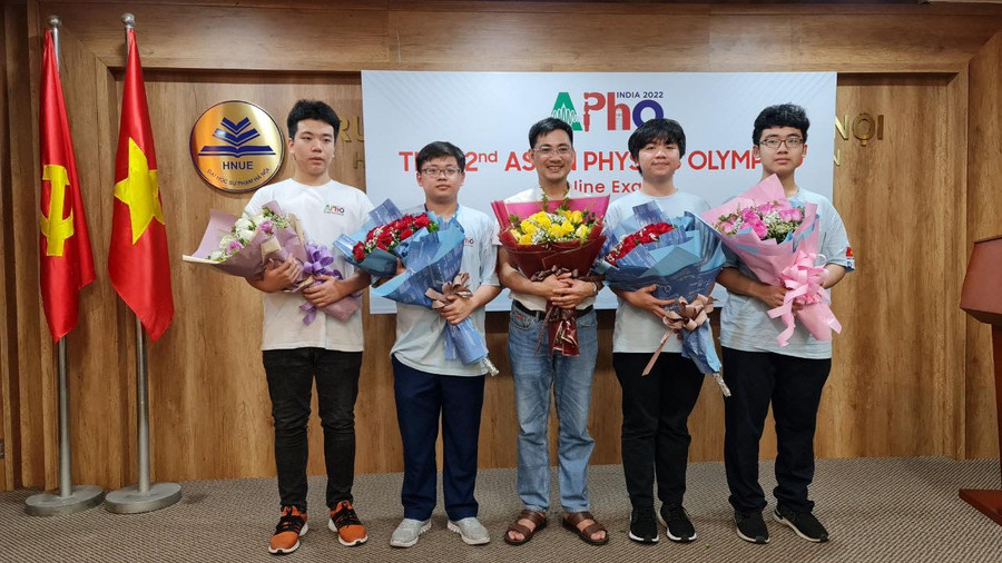 Thầy Nguyễn Công Toản - Phó Hiệu trưởng Trường THPT chuyên Khoa học Tự nhiên (giữa), Đại học Quốc gia Hà Nội cùng 4 học sinh tham dự đội tuyển Olympic Vật lý châu Á - Thái Bình Dương (APhO) 2022. Ảnh: Thầy Nguyễn Công Toản cung cấp