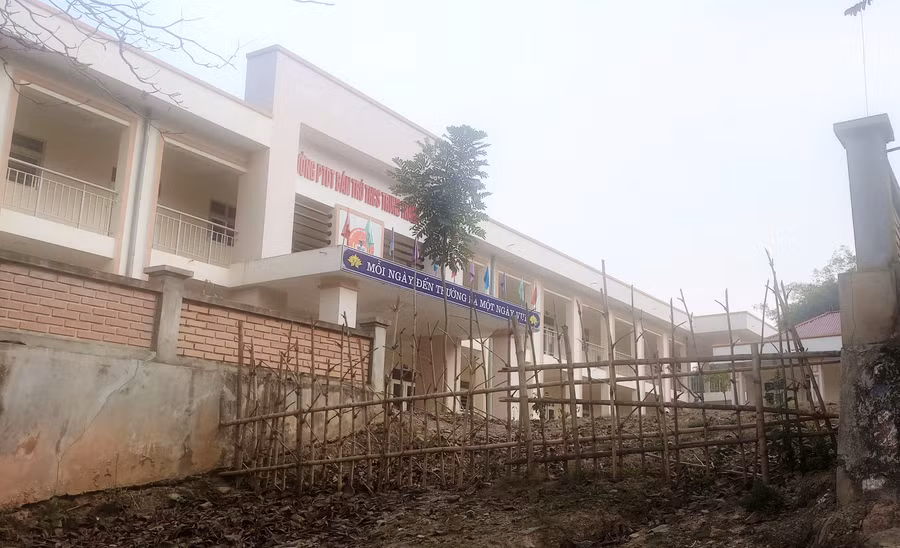 Trường PTDTBT THCS Trung Thành (Quan Hóa, Thanh Hóa) tạm đóng cửa vì sạt lở, học sinh phải đi học nhờ, ở tạm từ đầu năm học 2023 – 2024. Ảnh: Thế Lượng