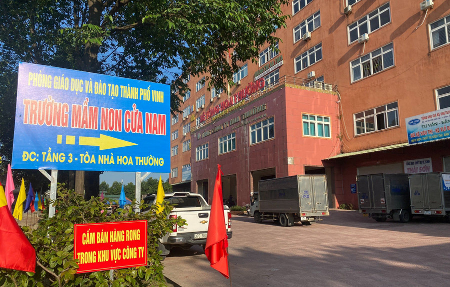 Biển chỉ dẫn nơi hoạt động của Trường Mầm non Cửa Nam (TP Vinh, Nghệ An) đang thuê tạm trụ sở của một công ty. Ảnh: Hồ Lài