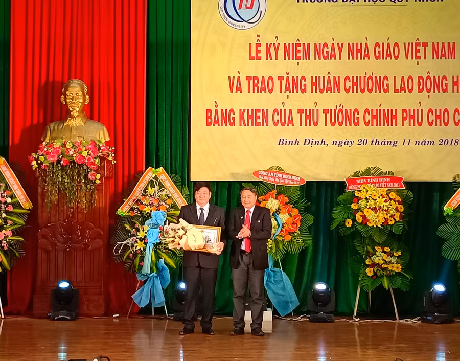 PGS. TS Đỗ Ngọc Mỹ - Hiệu trưởng ĐH Quy Nhơn nhận Bằng khen của Bộ GD & ĐT