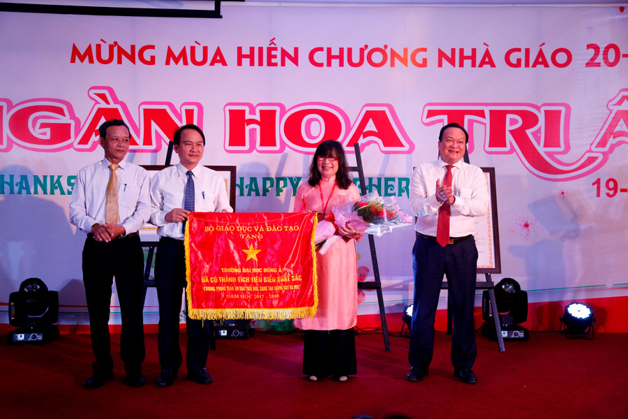 TS Nguyễn Thị Anh Đào – Chủ tịch HĐQT – Hiệu trưởng ĐH Đông Á nhận cờ thi đua của Bộ GD & ĐT