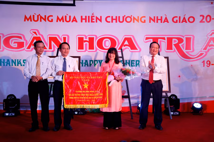 TS Nguyễn Thị Anh Đào – Chủ tịch HĐQT – Hiệu trưởng ĐH Đông Á nhận cờ thi đua của Bộ GD & ĐT