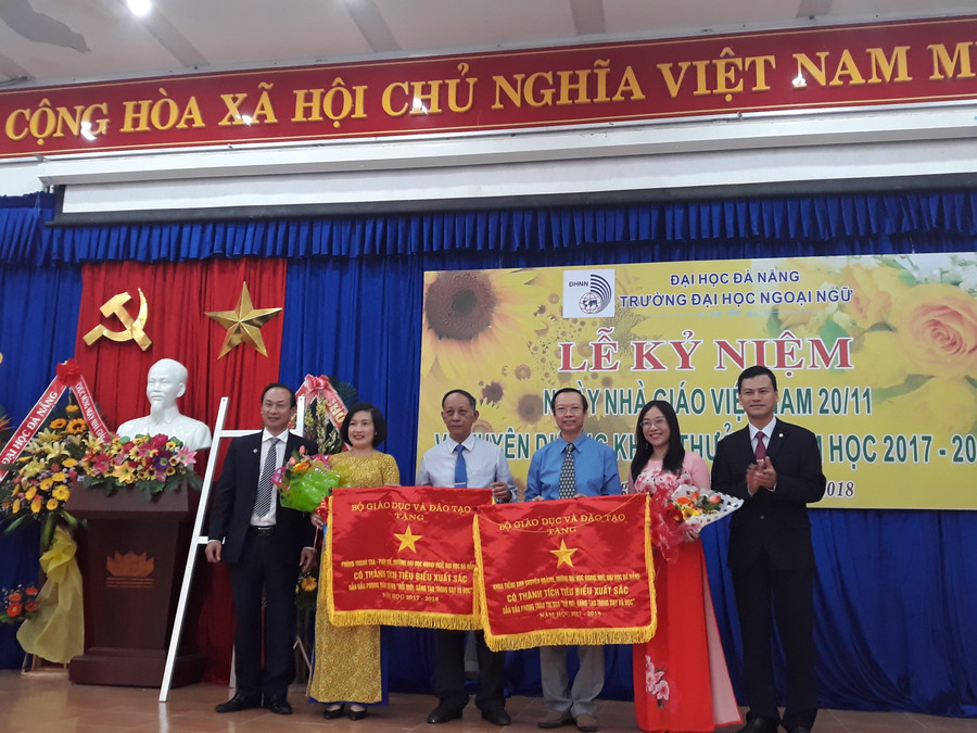 Hai đơn vị của trường ĐH Ngoại ngữ vinh dự được tặng Cờ thi đua của Bộ GD&ĐT Hai đơn vị của trường ĐH Ngoại ngữ vinh dự được tặng Cờ thi đua của Bộ GD&ĐT