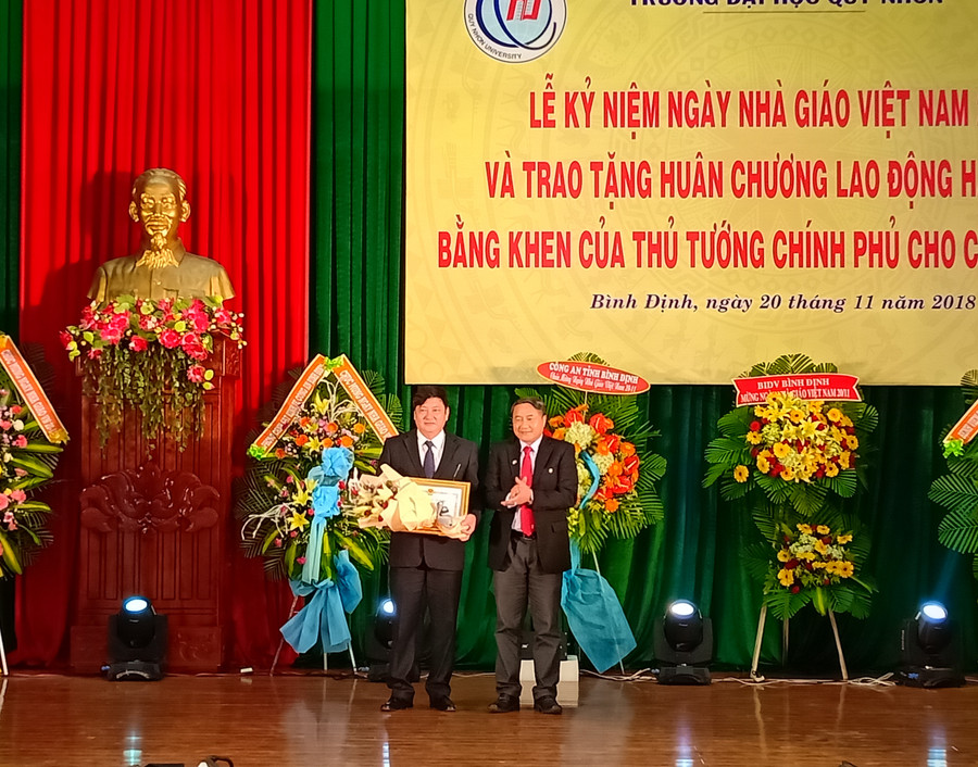 PGS. TS Đỗ Ngọc Mỹ - Hiệu trưởng ĐH Quy Nhơn nhận Bằng khen của Bộ GD & ĐT PGS. TS Đỗ Ngọc Mỹ - Hiệu trưởng ĐH Quy Nhơn nhận Bằng khen của Bộ GD & ĐT
