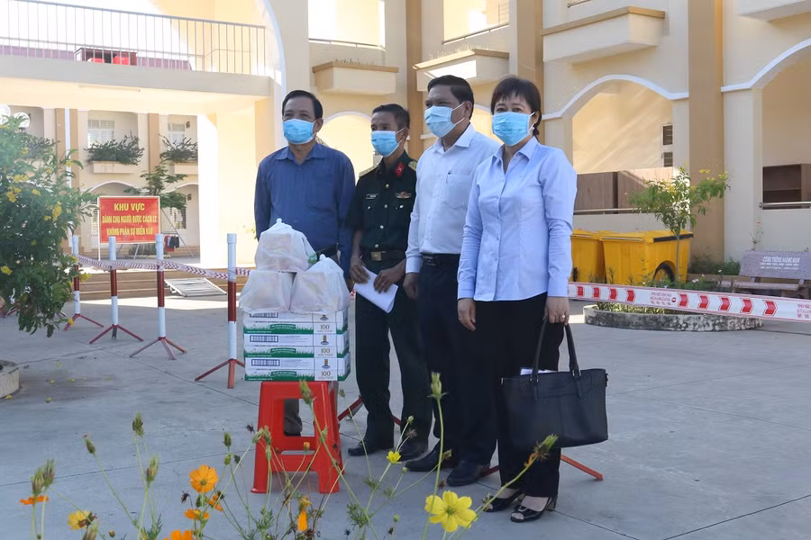 Trao quà tại Trường TH Đạo Thạnh, TP Mỹ Tho.