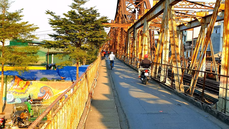 Hoặc cây cầu Long Biên đã vắt qua 3 thế kỷ.