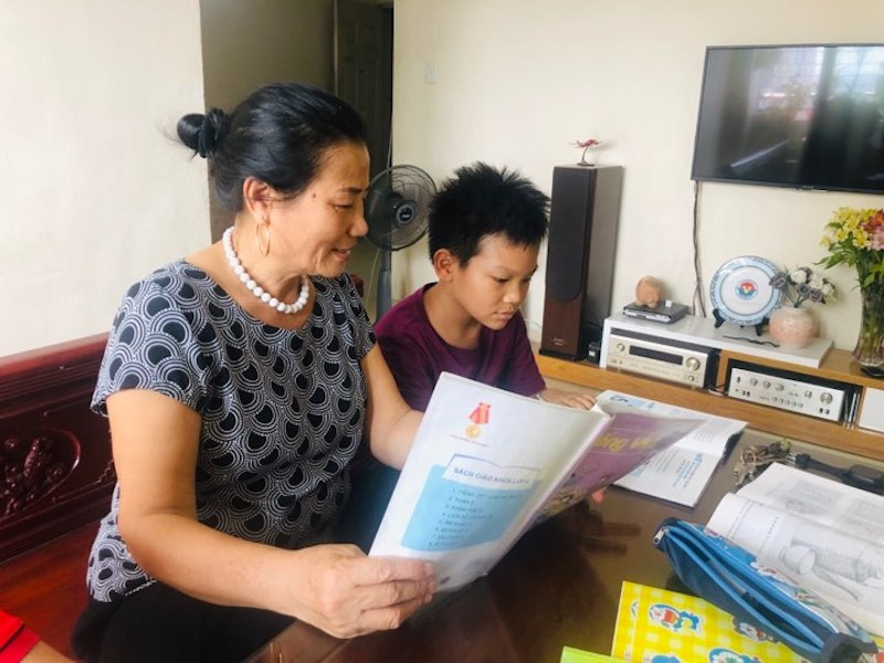 Phụ huynh kèm con học tại nhà trong đợt nghỉ phòng dịch bệnh Covid-19 Phụ huynh kèm con học tại nhà trong đợt nghỉ phòng dịch bệnh Covid-19