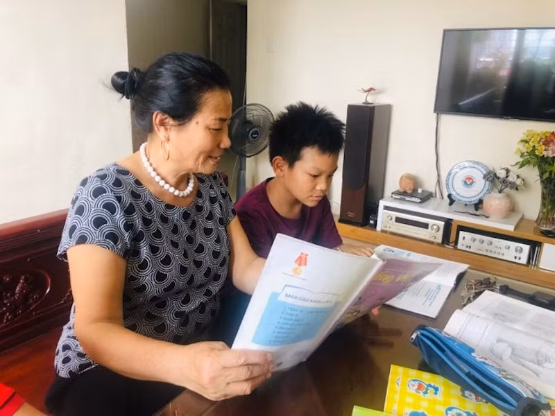 Phụ huynh kèm con học tại nhà trong đợt nghỉ phòng dịch bệnh Covid-19