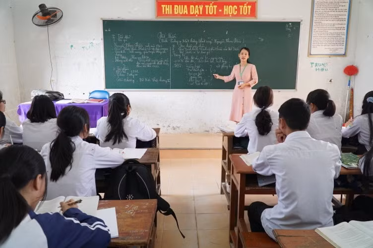 Giờ học tại Trường THPT Đặng Thúc Hứa (huyện Thanh Chương, Nghệ An) sau đợt nghỉ do mưa lũ