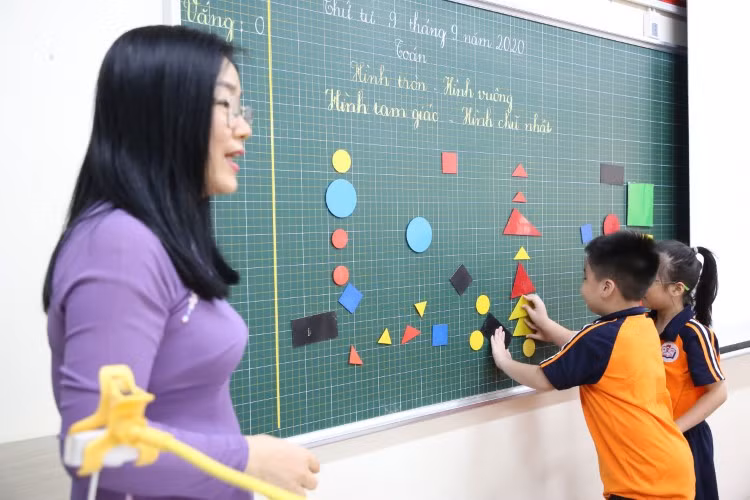 Học sinh lớp 1 tham gia giờ học theo SGK mới. Ảnh: Thế Đại