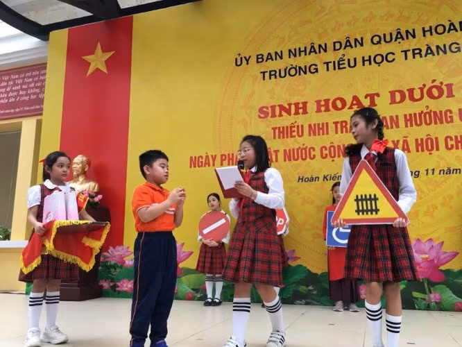 Buổi sinh hoạt dưới cờ hưởng ứng Ngày pháp luật Việt Nam của Trường Tiểu học Tràng An.