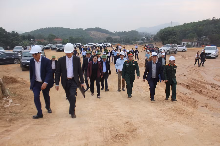 Đoàn kiểm tra đi thị sát công trường dự án Tuyến đường liên kết, kết nối các tỉnh Thái Nguyên, Bắc Giang và Vĩnh Phúc đoạn qua TP Phổ Yên.